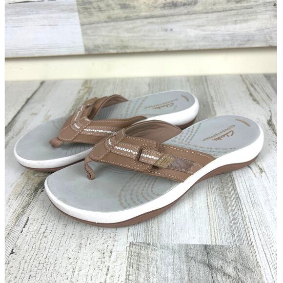 Clarks Women’s 7 Cloudsteppers Tan Breeze Slip-On Flip Flop Leather Sandals - Picture 1 of 7